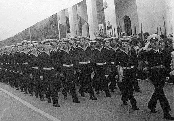 1 мая, парад у Дома офицеров.